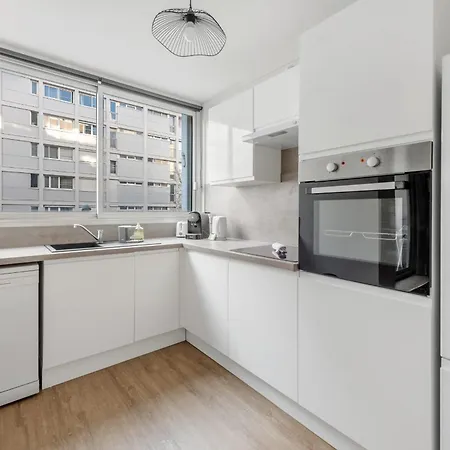 Beautiful 2 Bedroom With Balcony Center