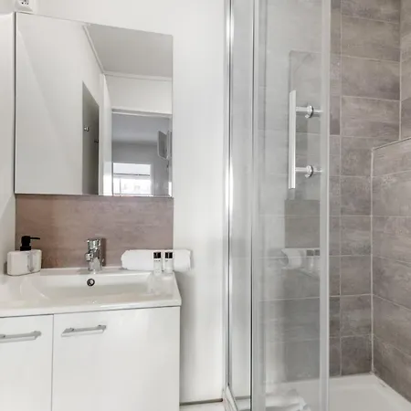 Апартаменты Beautiful 2 Bedroom With Balcony Center *