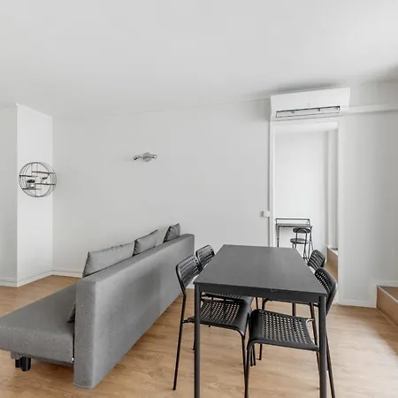 Апартаменты Beautiful 2 Bedroom With Balcony Center