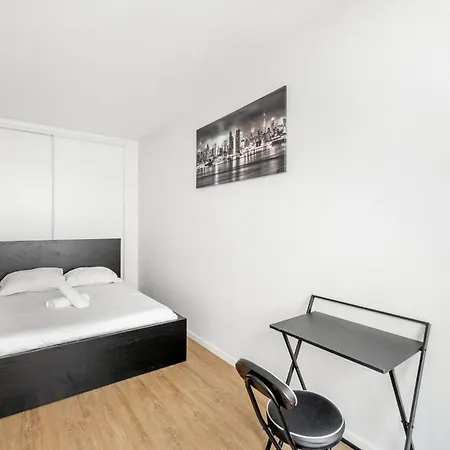 Beautiful 2 Bedroom With Balcony Center *