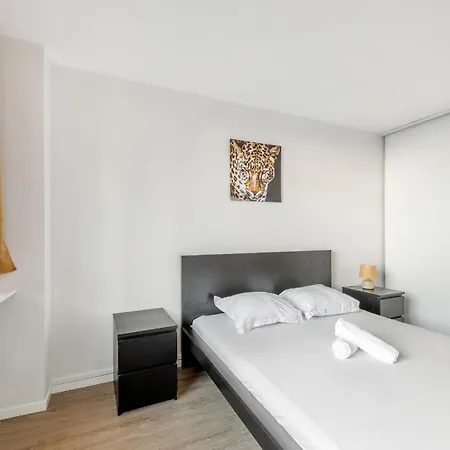 Beautiful 2 Bedroom With Balcony Center Апартаменты *