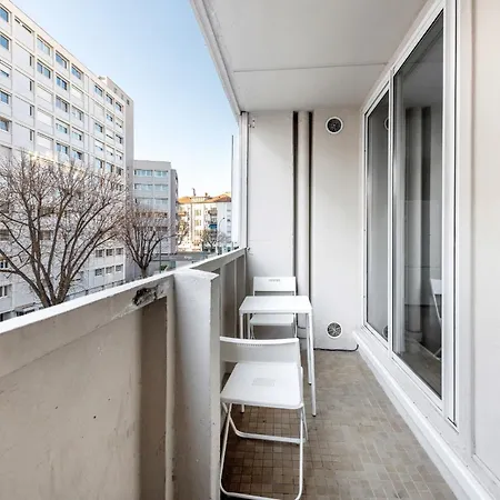 Beautiful 2 Bedroom With Balcony Center *