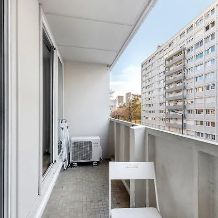 Апартаменты Beautiful 2 Bedroom With Balcony Center *