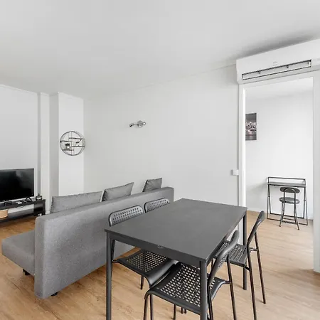 Beautiful 2 Bedroom With Balcony Center